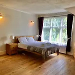 Spacious 3 Bed Room Flat In South West London