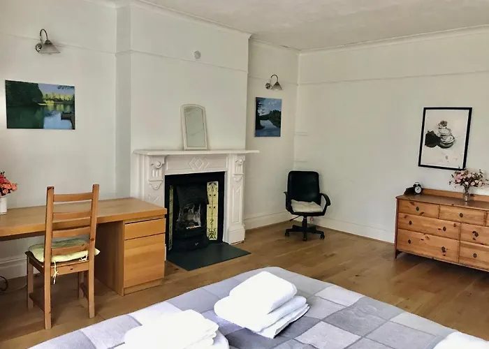 Spacious 3 Bed Room Flat In South West London